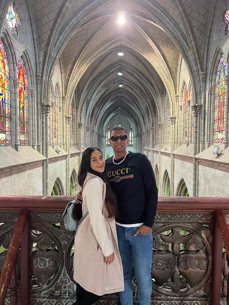 Andrés y Melani en una visita a una iglesia